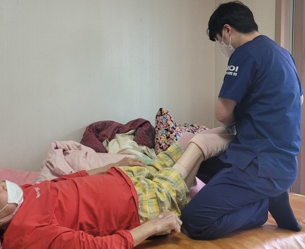 광명시애서 시행하는 '찾아가는 한방진료'가 어르신들로부터 호응을 얻고 있다. / 사진제공=광명시