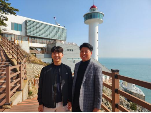 3,4대 김대현(오른쪽), 김성언 부자의 모습(2024, 영도등대)/사진=부산해양수산청 