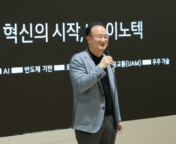 문혁수 LG이노텍 대표가 지난 21일 마곡 본사에서 열린 정기 주주총회 직후 취재진과 질의응답 시간을 가졌다. / 사진=LG이노텍