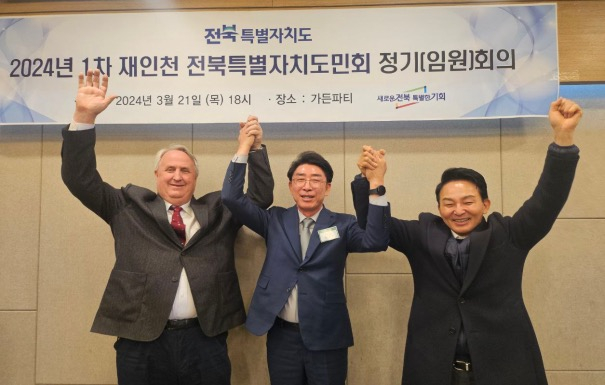  인요한 국민의힘 전 혁신위원장(왼쪽)이 21일 오후 원희룡 후보(오른쪽)와 함께 인천 계양구 계산동에 있는 한 식당에서 열린 '전북 인천도민회 정기회의'를 찾아 인사하고 있다./사진제공=원희룡 후보 캠프