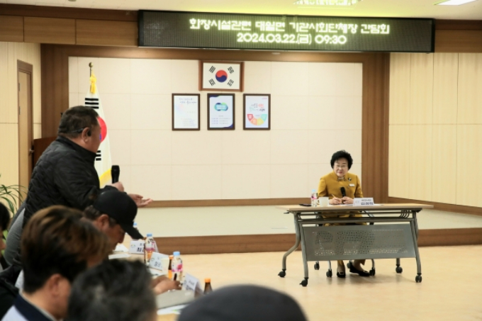 김경희 이천시장(오른쪽)이 22일 화장시설 관련 대월면 기관 사회단체장과 간담회를 열고 있다. / 사진제공=이천시