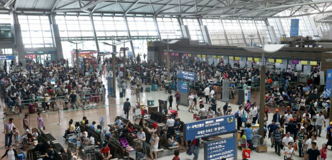 인천국제공항은 지난해 누적 여행객 수 8억명을 돌파했다. 사진은 지난 2016년 인천국제공항 하루 이용객이 사상 처음 20만명을 넘어서며 개항 15년 만에 누적 여객 5억명을 돌파한 가운데 출국을 기다리는 여행객들로 붐비는 인천국제공항. /사진= 머니투데이 