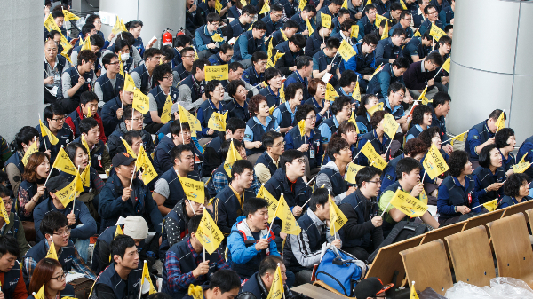 인천공항 개항 이후 정규직, 비정규직 노조를 통틀어 처음으로 파업에 돌입한 노조는 고용 안정 보장·임금 인상과 착취 구조 개선·교대제 개편 및 인력 충원·노조 활동 보장·정규직화를 위한 대화 등을 요구했다. 사진은 지난 2013년 파업에 나선 노조의 모습. /사진= 뉴스1