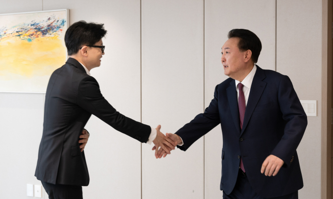 윤석열 대통령이 22일 천안함 현장에서 한동훈 국민의힘 비상대책위원장과 만나 당정 갈등설을 일축했다. 사진은 윤 대통령(오른쪽)이 지난 1월29일 용산 대통령실 청사에서 열린 국민의힘 지도부와의 오찬에서 한 위원장과 악수를 나누는 모습. /사진=뉴스1(대통령실 제공) 