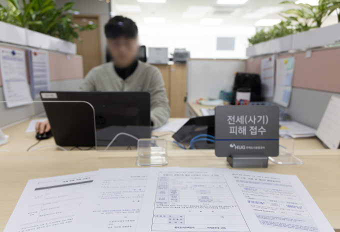 전세사기피해가 누계 1만4000건을 돌파했다. 사진은 서울 강서구 전세피해지원센터 접수 창구. /사진=뉴스1