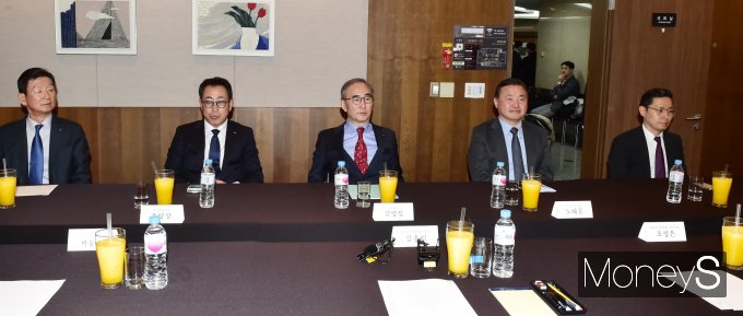 ▲김영섭 KT 대표이사(가운데) 등 이동통신 및 제조사 기업 CEO