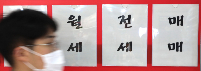 국토교통부는 최근 전국 시·도에 공문 보내 전세보증금 반환보증 보증료 지원사업 대상을 기존 전세제도에서 유효한 전세보증금 반환보증보험이 있는 '보증부월세' '반전세'까지 확대하기로 했다./사진=뉴스1