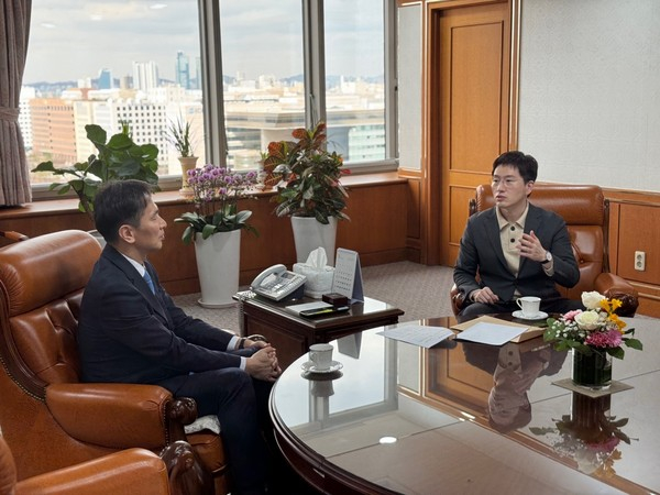 이원모 국민의힘 용인갑 후보(오른쪽)가 이복현 금융감독원장을 만나 전세 보증 사고 피해 대책 마련을 건의하고 있다. / 사진제공=이원모 후보 캠프
