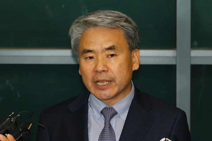 고위공직자범죄수사처(공수처)가 이종섭 주호주대사 소환조사에 대해 총선 전까지 진행되긴 어렵다고 밝혔다. 사진은 이 대사가 지난 21일 인천국제공항 1터미널을 통해 귀국한 모습. /사진=뉴스1