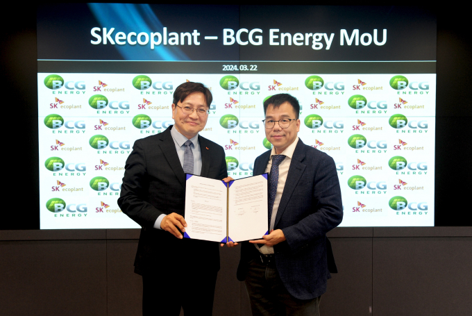 SK에코플랜트가 베트남 신재생에너지 기업 BCGE와 700MW 규모의 태양광·풍력발전 개발 업무협약을 맺었다. 사진은 22일 열린 관련 협약식에 참석한 김정훈(왼쪽) SK에코플랜트 솔루션 BU 대표와 팜 민 뚜언 BCGE 사장. /사진=SK에코플랜트