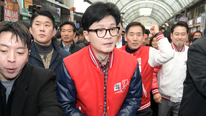 한동훈 국민의힘 비상대책위원장이 22일 경기 안성에서 취재진을 만나 고위공직자범죄수사처(공수처)의 이종섭 주호주대사 수사와 관련해 정치 공작이라고 주장했다. 사진은 이날 충남 당진 시장을 찾은 한 위원장. /사진=뉴스1