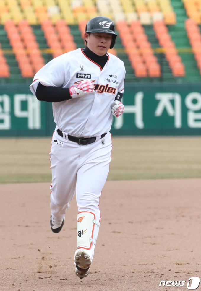 12일 오후 대전 중구 한화생명 이글스파크에서 열린 프로야구 '2024 신한은행 SOL KBO리그' 기아 타이거즈와 한화 이글스 시범경기에서 1회말 1사 1,2루 상황 한화 노시환이 3점 홈런을 치고 홈을 향하고 있다. 2024.3.12/뉴스1 ⓒ News1 김기태 기자