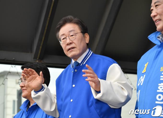 이재명 대표가 22일 충남 당진전통시장을 찾아 지지를 호소하고 있다. (공동취재) 2024.3.22/뉴스1 ⓒ News1 김기태 기자