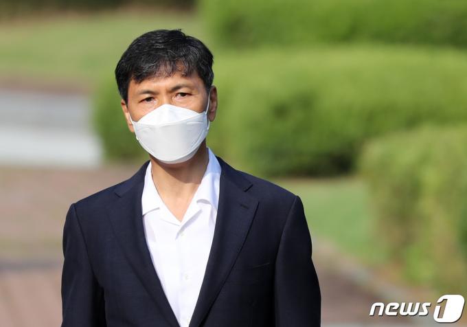 안희정 전 지사가 3년6개월간 복역을 마치고 경기 여주교도소를 나서고 있다. 2022.8.4/뉴스1 ⓒ News1 구윤성 기자