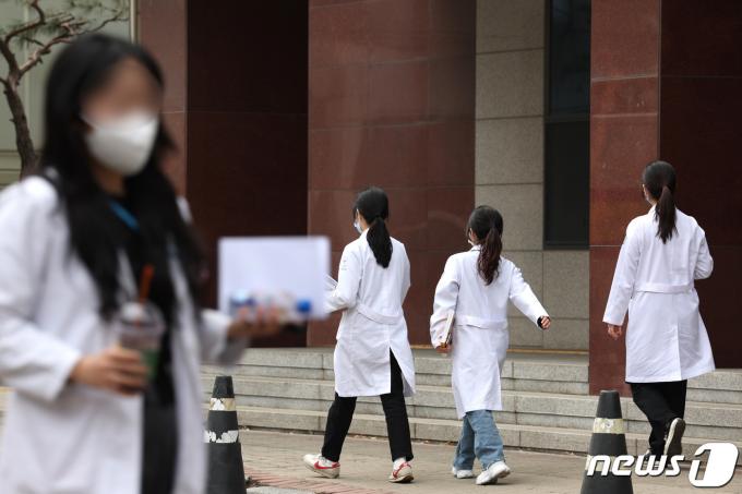 22일 서울 시내 한 대학병원에서 의료진들이 이동하고 있다. 2024.3.22/뉴스1 ⓒ News1 신웅수 기자