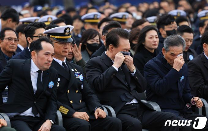 [사진] '아빠에게 보내는 편지' 들으며 눈물 닦는 윤석열 대통령