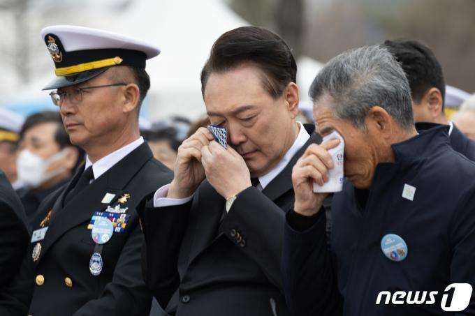 [사진] 눈물 닦는 윤석열 대통령