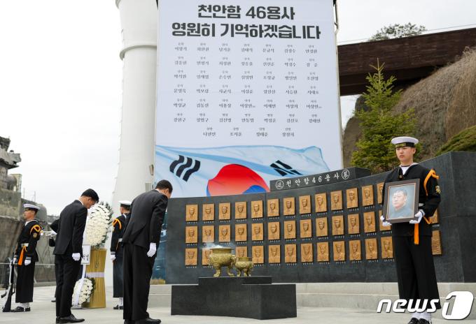 [사진] 천안함 46용사 추모비 참배하는 윤 대통령