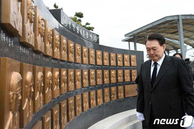 [사진] 윤 대통령 '천안함 46용사 추모비 참배'