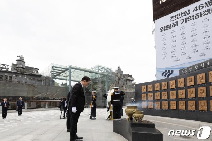 [사진] 천안함 46용사 추모비 앞에서 묵념하는 윤 대통령