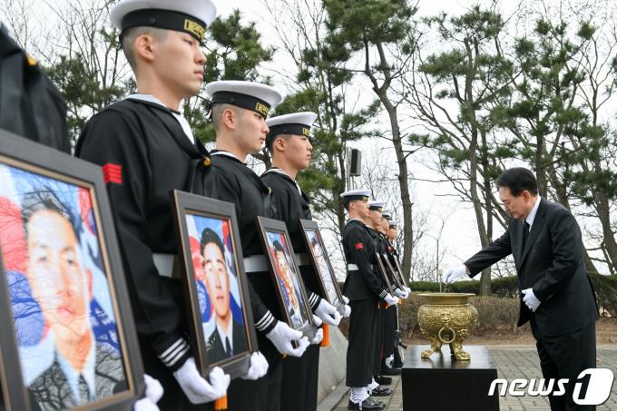 [사진] 분향하는 윤 대통령