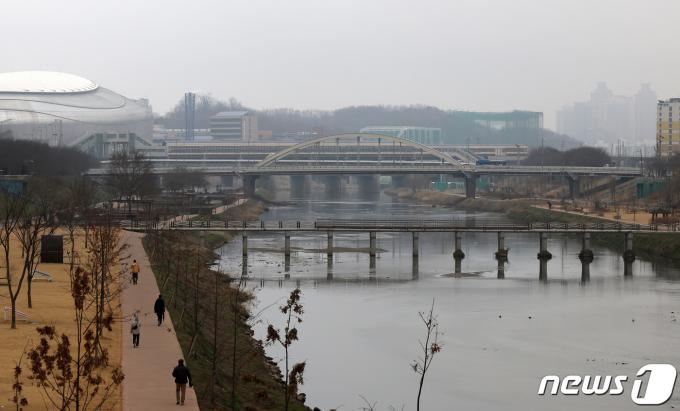수도권 지역에 미세먼지 농도가 '나쁨'을 나타낸 17일 오전 경기 광명시 광명대교에서 바라본 안양천 일대가 뿌옇게 보이고 있다. 20203.17/뉴스1 ⓒ News1 김진환 기자
