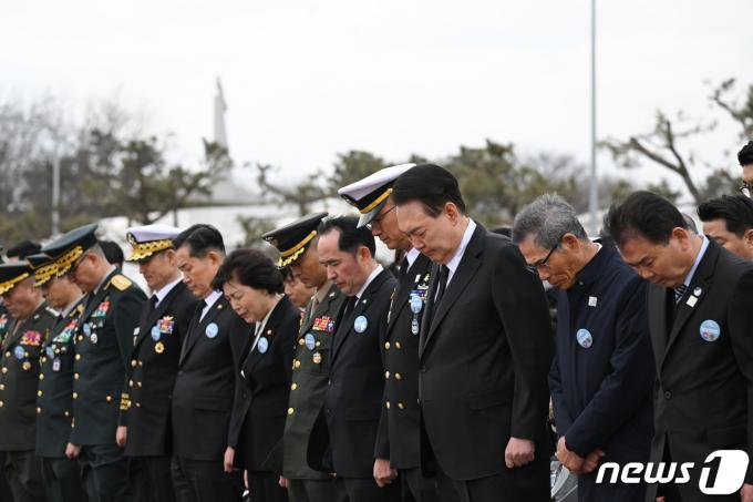 [사진] 묵념하는 윤석열 대통령