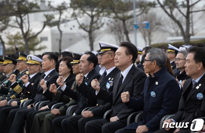 [사진] 군가 공연보며 주먹 쥔 윤석열 대통령