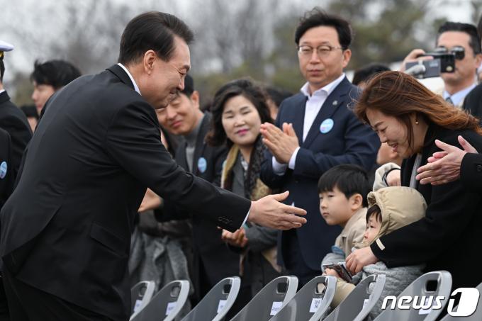 [사진] 인사하는 윤 대통령