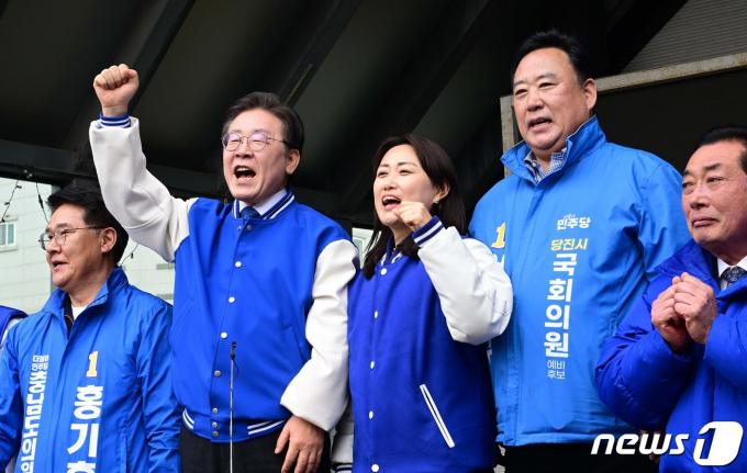이재명 더불어민주당 대표가 22일 충청남도 당진시 당진전통시장을 찾아 지지를 호소하고 있다. (공동취재) 2024.3.22/뉴스1 ⓒ News1 김기태 기자
