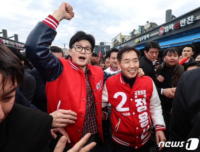 한동훈 국민의힘 총괄선거대책위원장이 22일 충청남도 당진전통시장을 찾아 시민들에게 지지 호소를 하고 있다. (공동취재) 2024.3.22/뉴스1 ⓒ News1 구윤성 기자