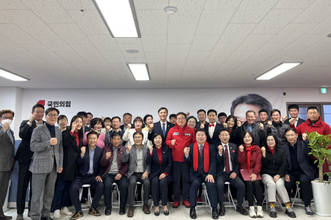 조광한  국민의힘 남양주병 후보(앞줄 가운데 빨간 점퍼)가 선거대책본부 발대식을 열고 주요 당직자들과 파이팅을 외치고 있다. /사진제공=조광한 선거캠프