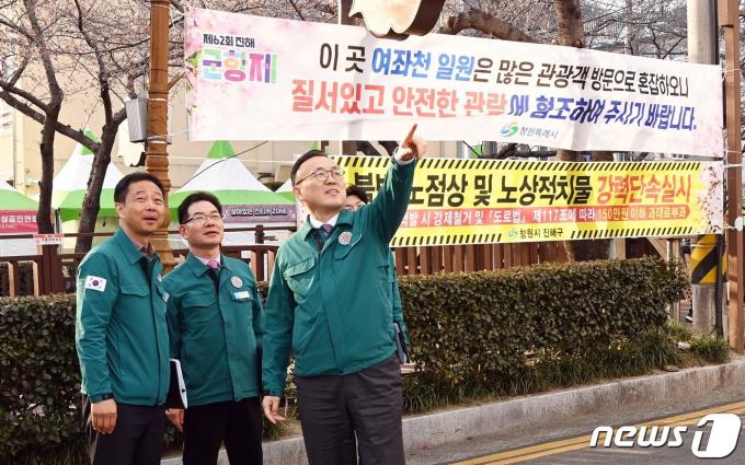 [사진] 벚꽃길 안전관리 살피는 이한경 본부장