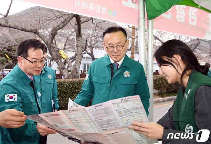[사진] 진해군항제 현장 점검 나선 이한경 본부장