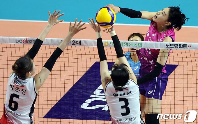 22일 오후 인천광역시 부평구 체육관로 삼산월드체육관에서 열린 2023-24 도드람 V리그 여자부 플레이오프 1차전 흥국생명과 정관장의 경기에서 1세트 흥국생명 김연경이 강력한 공격을 펼치고 있다. 2024.3.22/뉴스1 ⓒ News1 박정호 기자