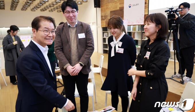 [사진] 올해 첫 '노동의 미래 포럼' 참삭한 이정식 노동부 장관