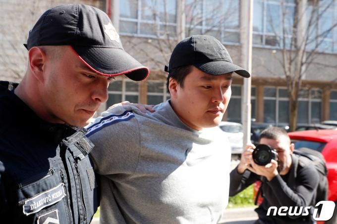 권도형 테라폼랩스 대표가 지난해 3월 몬테네그로 수도 포드고리차의 포드고리차 고등법원에 출두하는 모습. 2023.03.24/뉴스1 ⓒ 로이터=뉴스1 ⓒ News1 김민수 기자