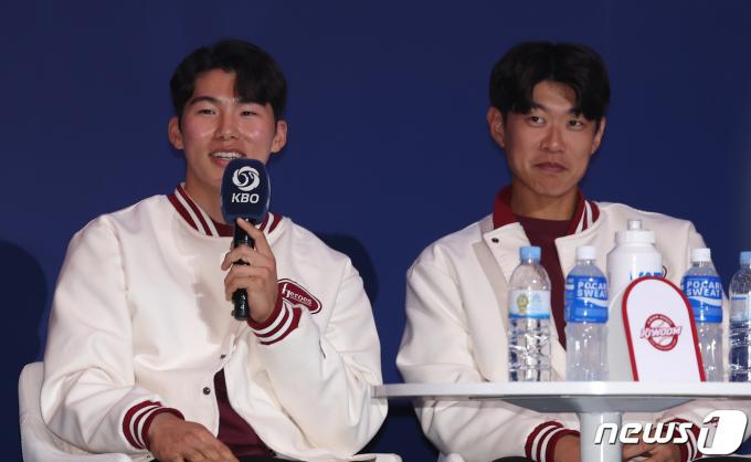 2024 KBO 프로야구 개막을 하루 앞둔 22일 오후 서울 중구 롯데호텔 서울에서 열린 2024 신한 SOL Bank KBO 미디어데이에서 키움 히어로즈 김혜성, 송성문이 시즌에 임하는 각오를 밝히고 있다. 2024.3.22/뉴스1 ⓒ News1 김민지 기자