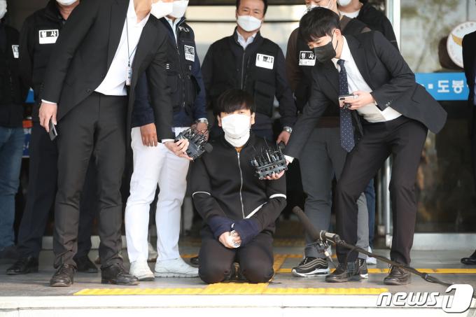 ‘노원구 세 모녀’를 잔혹하게 연쇄 살해한 피의자 김태현(25)이 오전 서울 도봉경찰서 유치장에서 나와 검찰로 송치되며 무릎을 꿇고 있다. ⓒ News1 오대일 기자