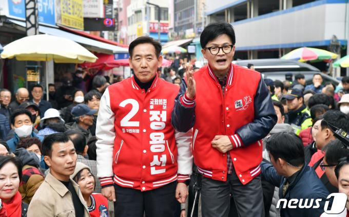 한동훈 국민의힘 총괄선거대책위원장이 22일 충청남도 당진전통시장을 찾아 시민들에게 정용선 후보 지지 호소를 하고 있다. (공동취재) 2024.3.22/뉴스1 ⓒ News1 구윤성 기자