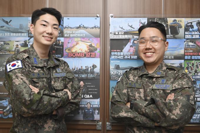 공군본부 미디어콘텐츠과 소속 소셜미디어담당 김용휘 대위(29·정훈·학군 45기)(왼쪽)와 강동재 하사(29·정훈·전문(숙련) 194기).(공군 제공)