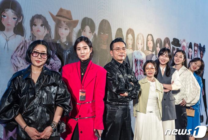 [사진] 제페토와 함께하는 파리 K패션쇼, 포즈 취하는 韓대표 디자이너들
