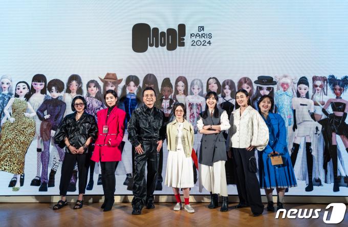 [사진] 제페토와 함께하는 파리 K패션쇼, 포즈 취하는 韓대표 디자이너들