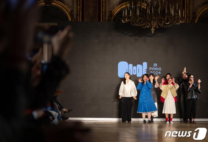 [사진] 메타버스와 현실 결합한 파리 ‘K 패션쇼’, 인사하는 디자이너들