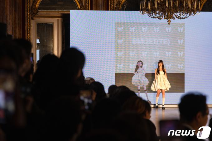 [사진] ‘K패션’ 입고 파리 런웨이 오른 ‘제페토’