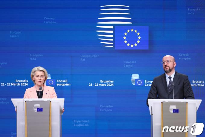 우르줄라 폰데어라이엔 유럽연합(EU) 집행위원장(왼쪽)과 샤를 미셀 EU 정상회의 상임의장이 21일(현지시간) 벨기에 브뤼셀에서 열린 EU 정상회의 후 기자회견에 참석해 연설하고 있다. 2024.03.21 ⓒ 로이터=뉴스1 ⓒ News1 정지윤 기자