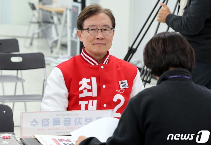 제22대 국회의원선거 후보자등록 신청일인 21일 오전 서울 종로구 서울시선거관리위원회에서 서울 종로에 출마한 최재형 국민의힘 후보가 등록을 하고 있다. 2024.3.21/뉴스1 ⓒ News1 이동해 기자