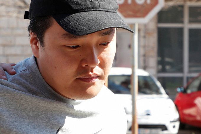 권도형 테라폼랩스 대표가 지난해 3월 몬테네그로 수도 포드고리차의 포드고리차 고등법원에 출두하는 모습./사진=로이터