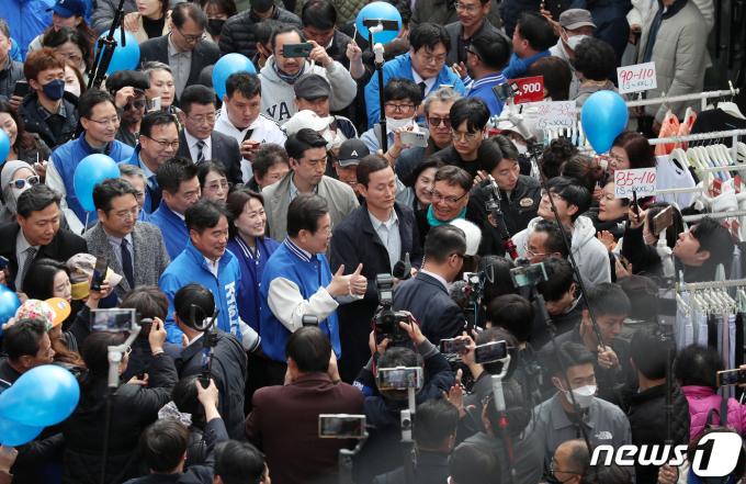 이재명 더불어민주당 대표가 22일 충남 서산 동부시장에서 시민들과 인사를 나누고 있다. (공동취재)/뉴스1 ⓒ News1 김기태 기자