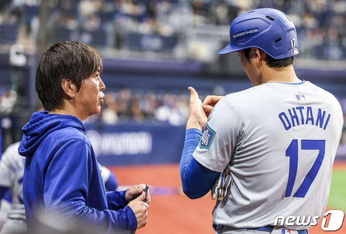 20일 오후 서울 고척스카이돔에서 미국프로야구(MLB) 공식 개막전 LA 다저스 대 샌디에이고 파드리스 1차전 경기에서 LA 다저스 오타니 쇼헤이와 통역사 미즈하라 잇페이가 대화를 나누고 있다. (공동취재) 2024.3.22/뉴스1 ⓒ News1 김진환 기자
